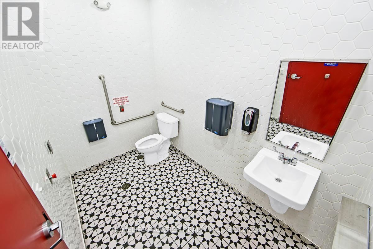 642 Yonge Street, Barrie, Ontario  L4N 4E6 - Photo 8 - S12921826