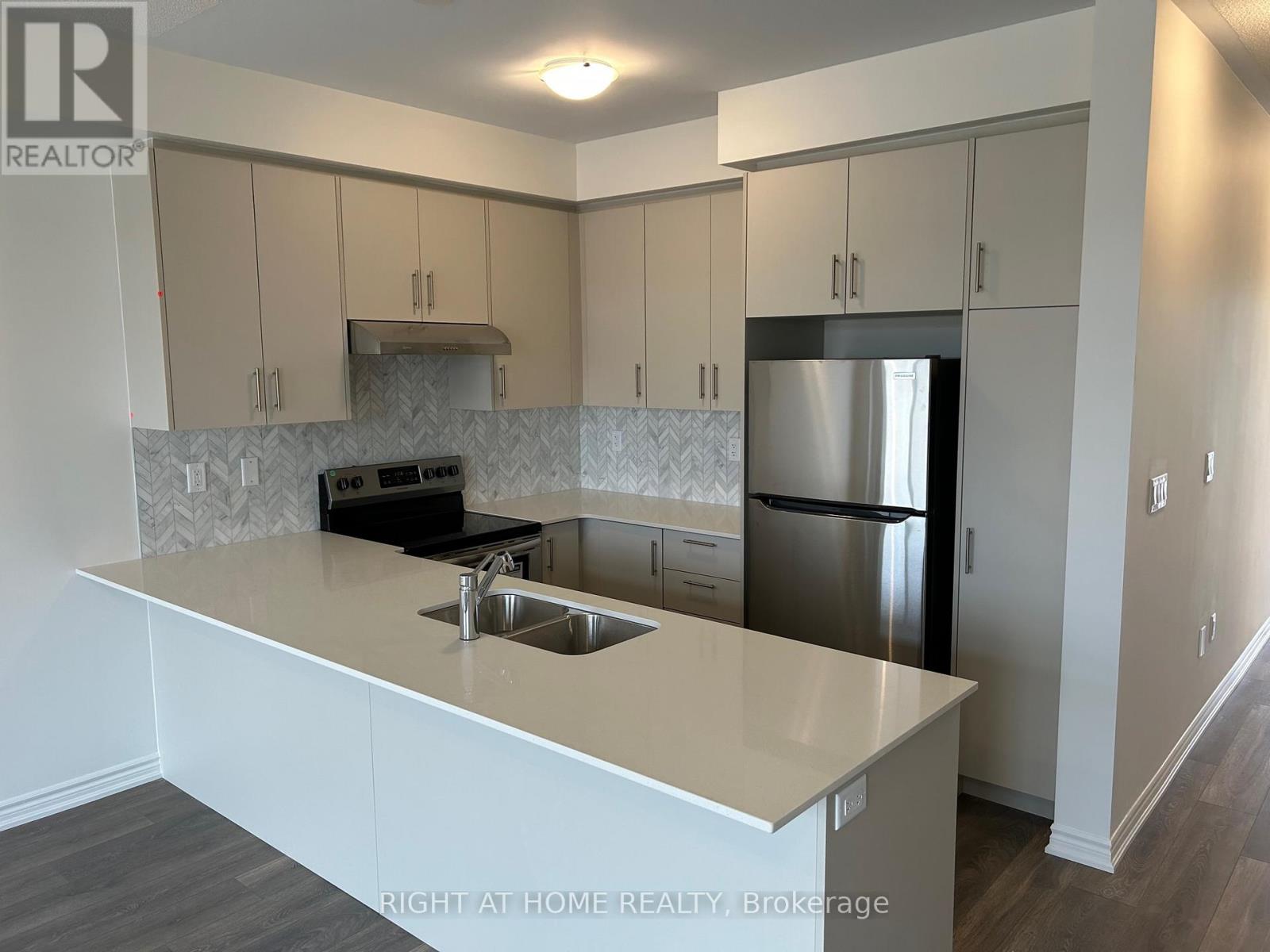 59 Greer Street, Barrie, Ontario  L9J 0R5 - Photo 4 - S12921836