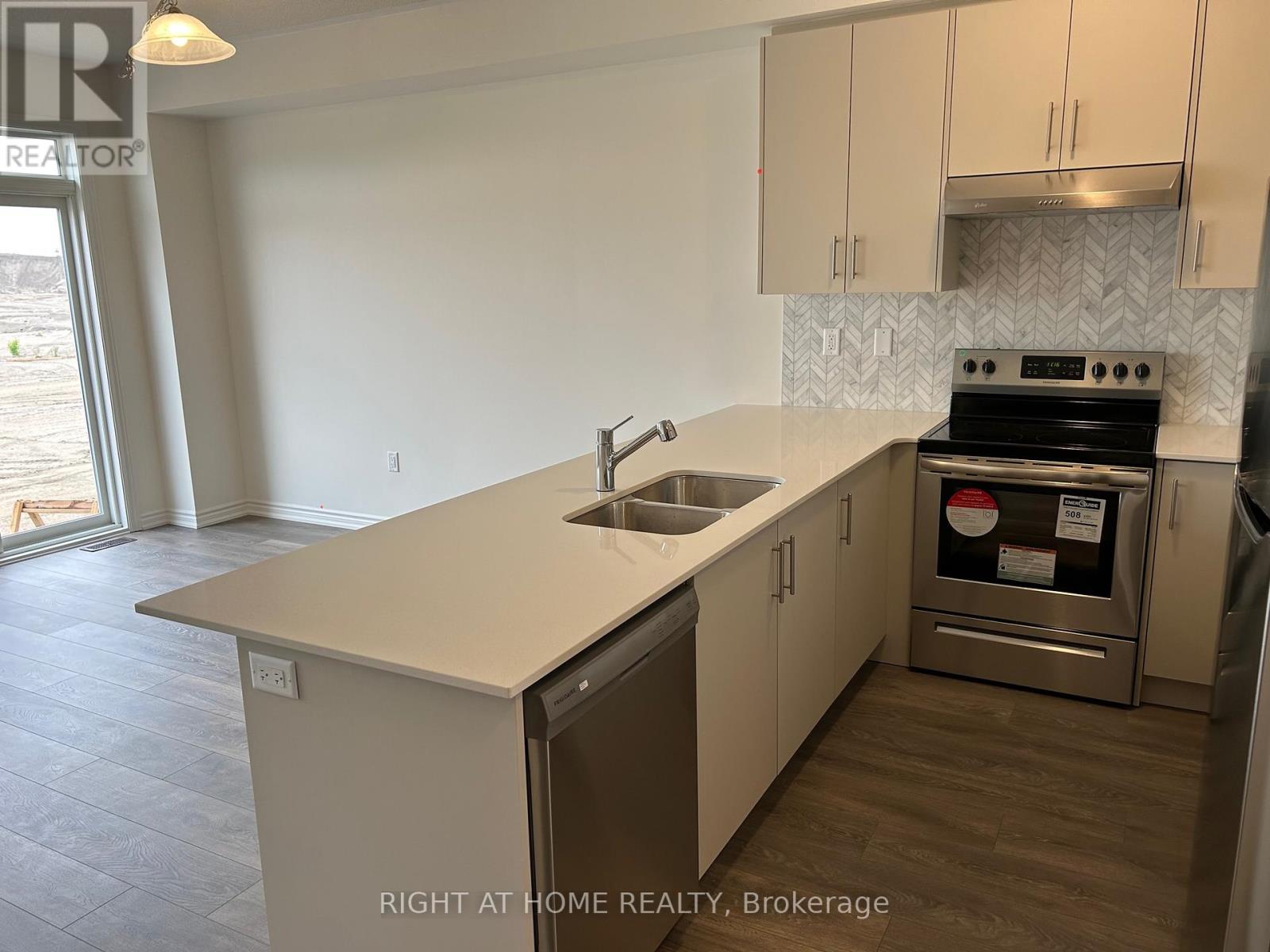 59 Greer Street, Barrie, Ontario  L9J 0R5 - Photo 5 - S12921836