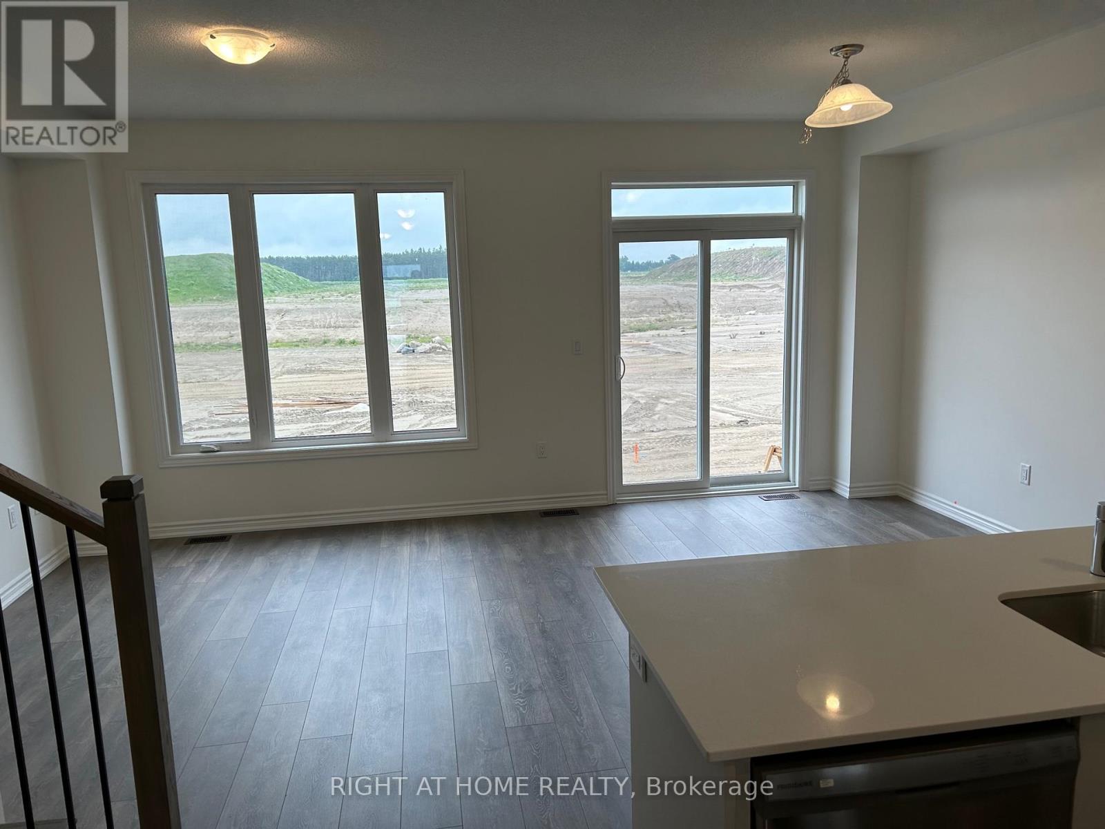 59 Greer Street, Barrie, Ontario  L9J 0R5 - Photo 7 - S12921836