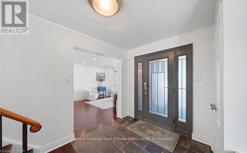 1550 Woodeden Drive, Mississauga, Ontario  L5H 2V3 - Photo 2 - W12921820