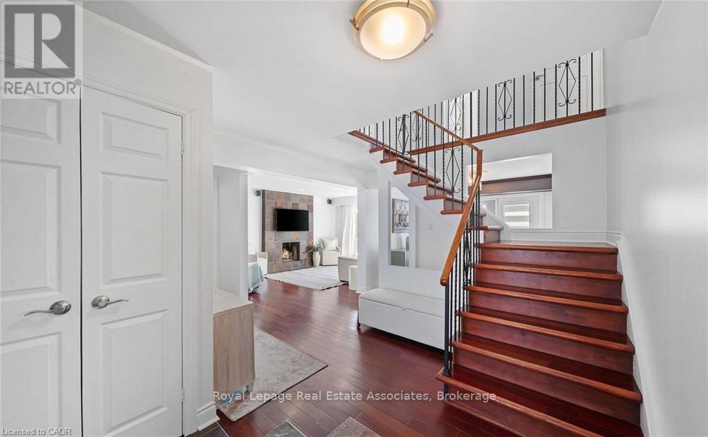 1550 Woodeden Drive, Mississauga, Ontario  L5H 2V3 - Photo 3 - W12921820