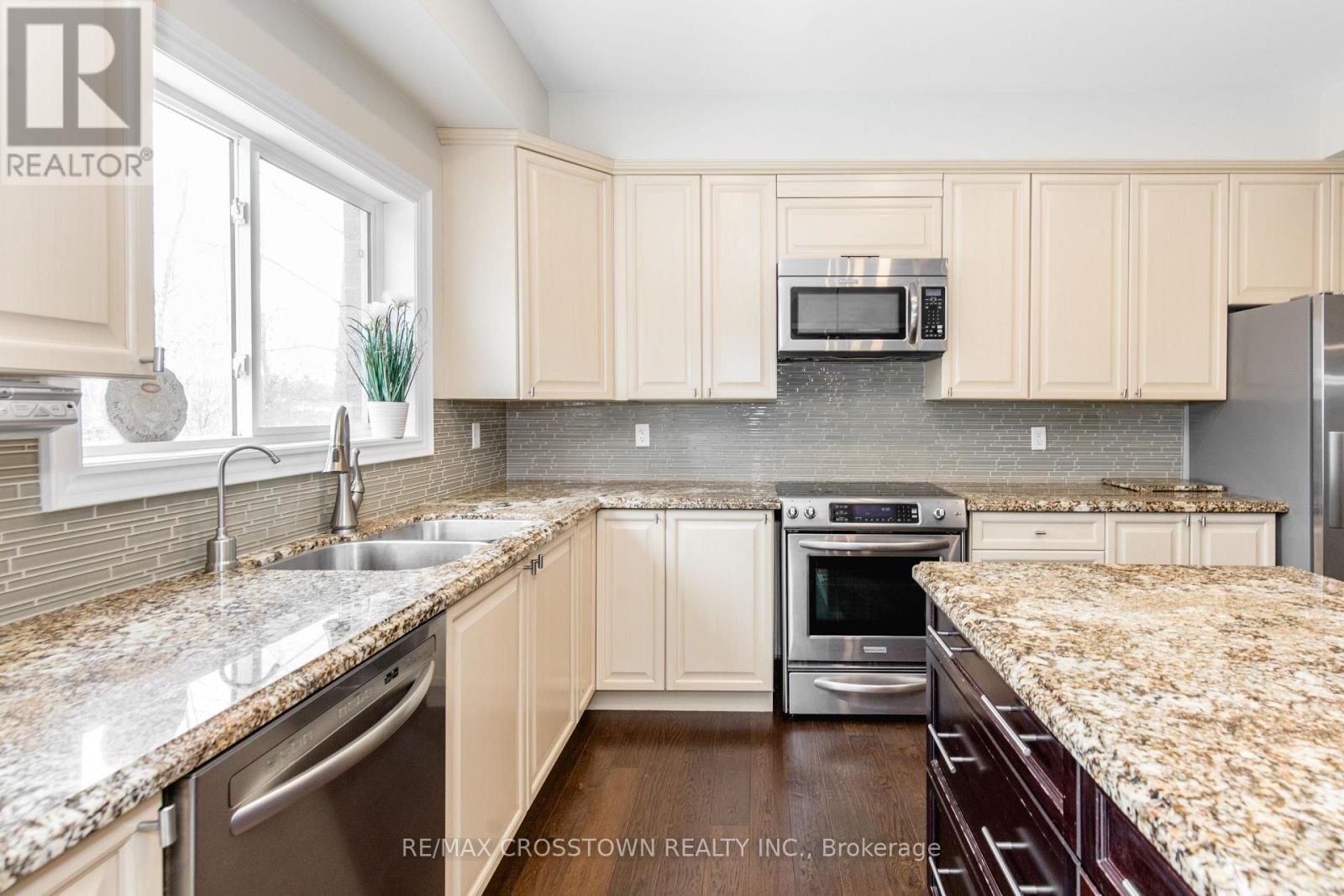 58 Versailles Crescent, Barrie, Ontario  L4M 0B8 - Photo 10 - S12921008