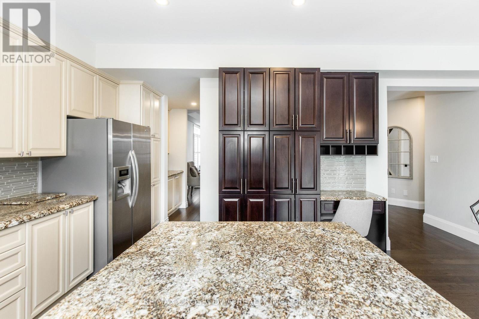 58 Versailles Crescent, Barrie, Ontario  L4M 0B8 - Photo 11 - S12921008