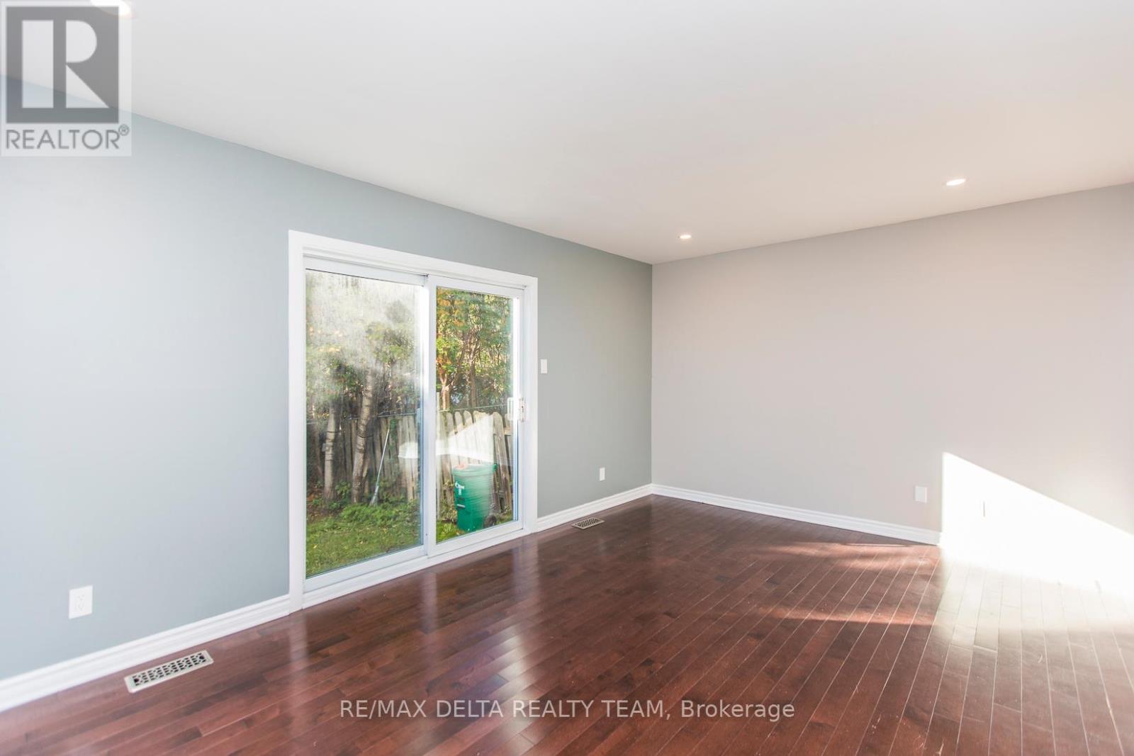 8 - 323 Monica Crescent, Ottawa, Ontario  K1E 3N6 - Photo 22 - X12921886