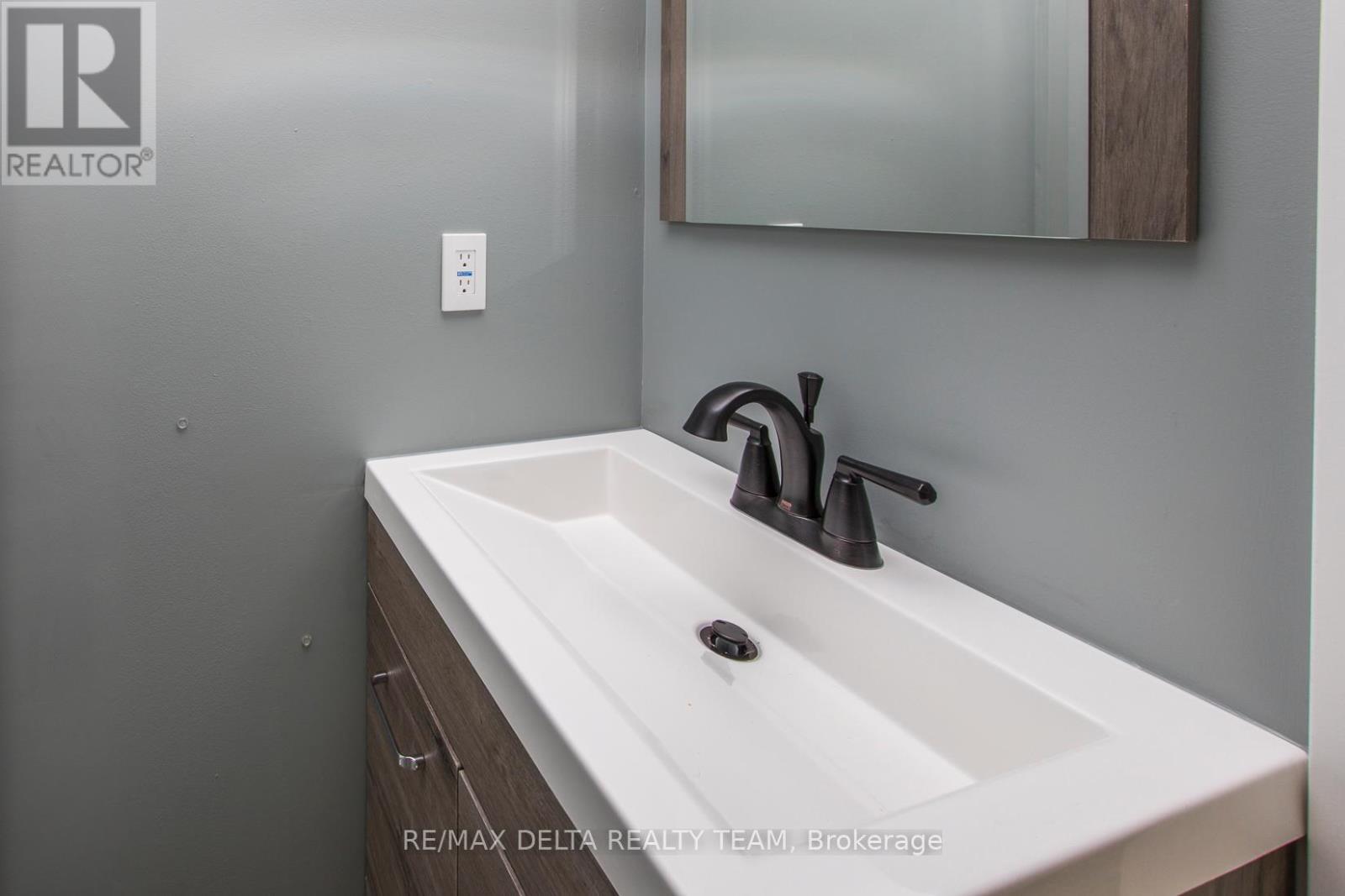 8 - 323 Monica Crescent, Ottawa, Ontario  K1E 3N6 - Photo 30 - X12921886