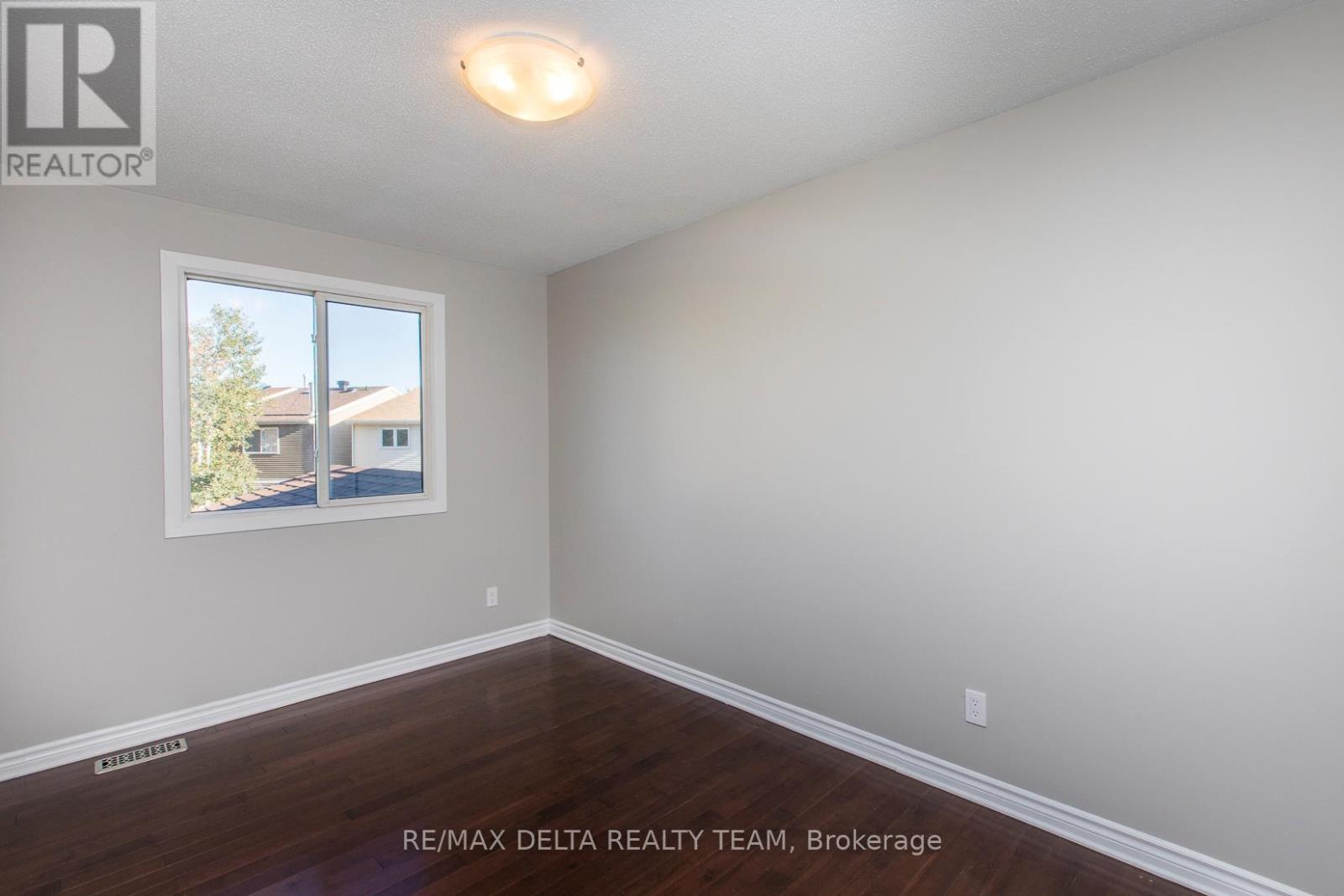 8 - 323 Monica Crescent, Ottawa, Ontario  K1E 3N6 - Photo 32 - X12921886