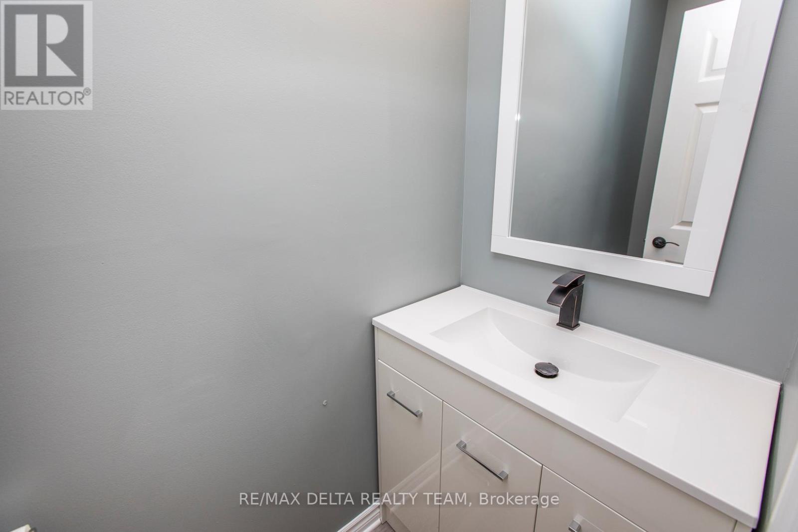 8 - 323 Monica Crescent, Ottawa, Ontario  K1E 3N6 - Photo 5 - X12921886