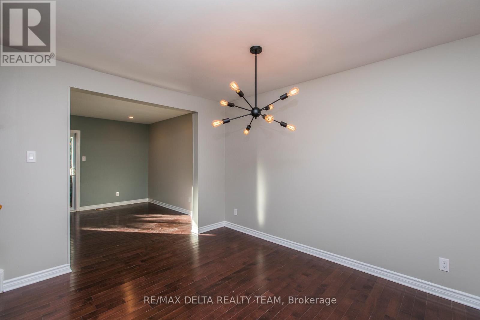 8 - 323 Monica Crescent, Ottawa, Ontario  K1E 3N6 - Photo 6 - X12921886