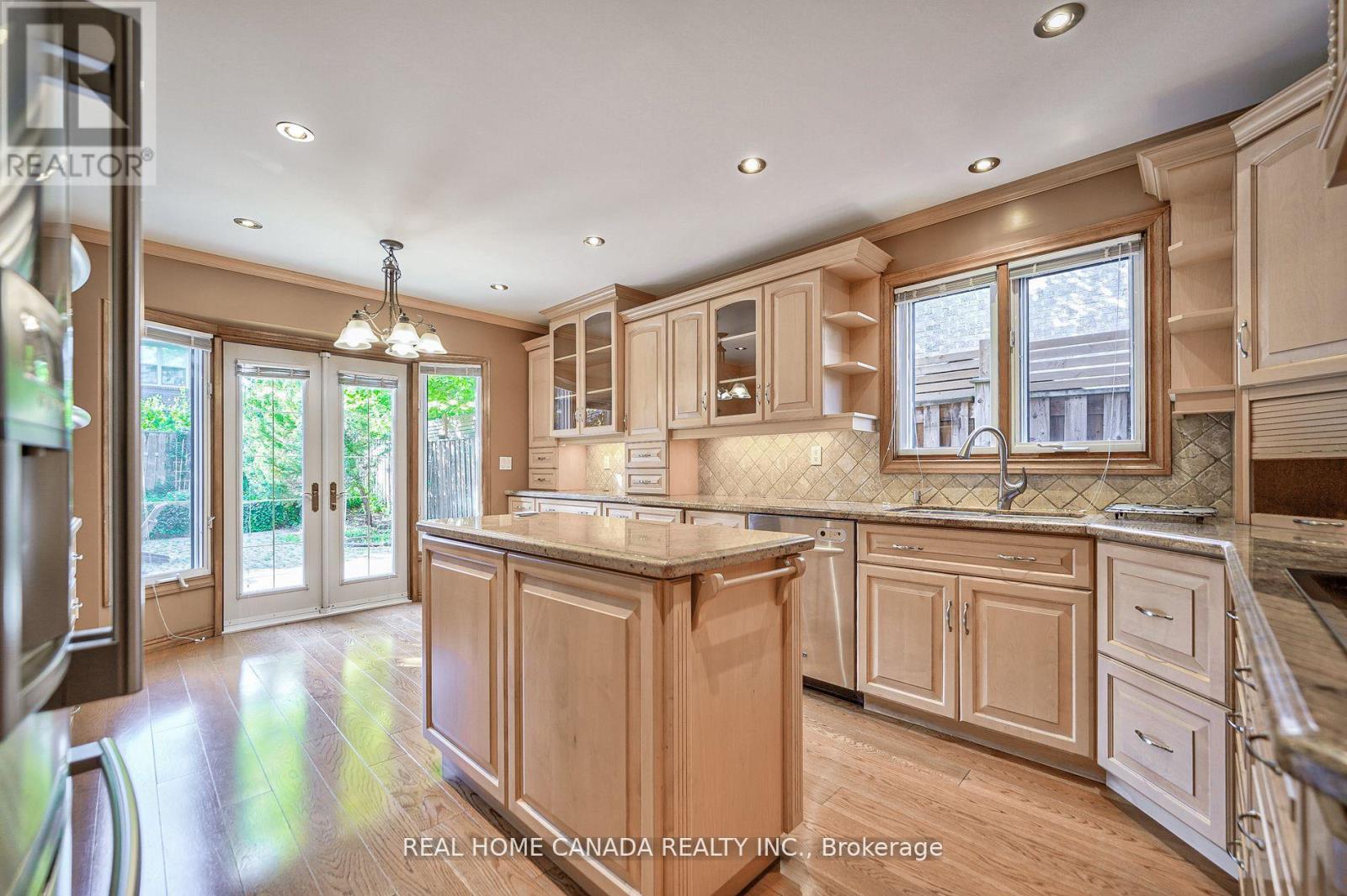 529 Pipers Green, Oakville, Ontario  L6M 1H2 - Photo 10 - W12921874