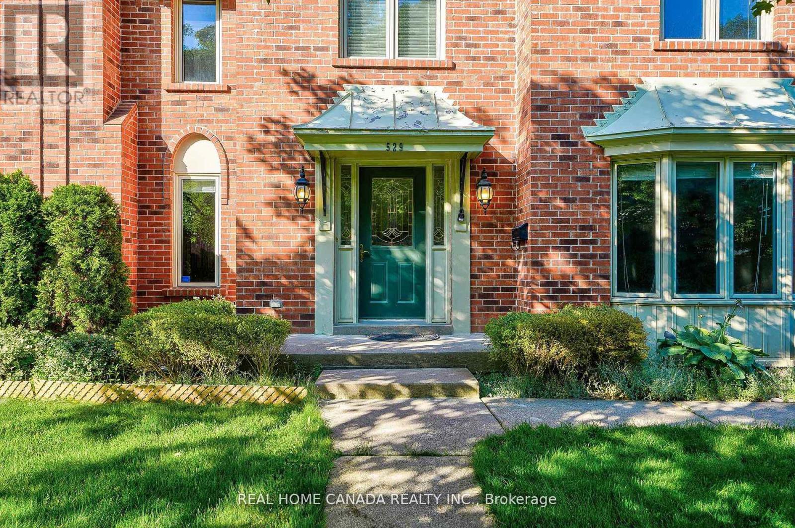 529 Pipers Green, Oakville, Ontario  L6M 1H2 - Photo 2 - W12921874