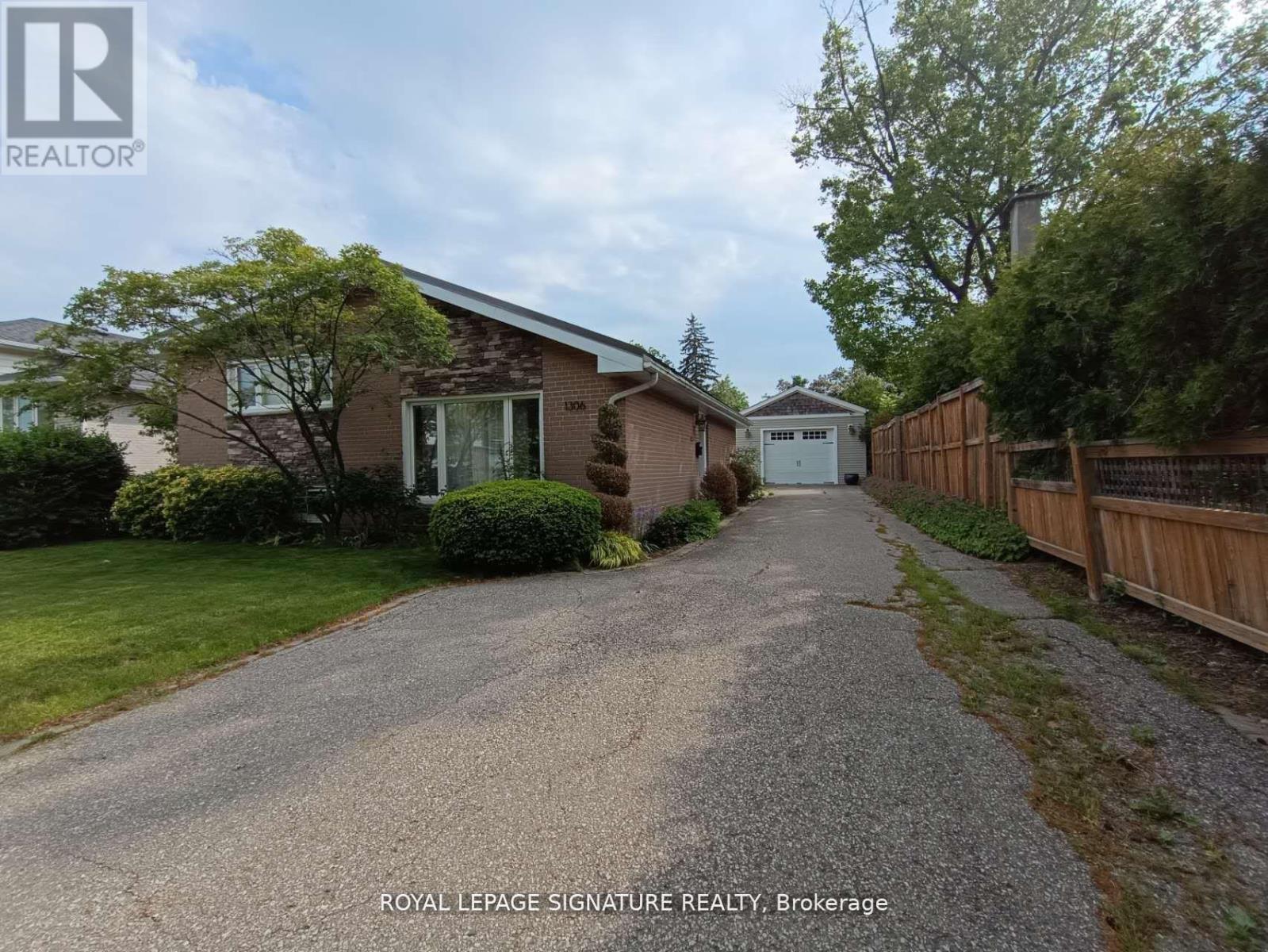 1306 Ludbrook Court, Mississauga, Ontario  L5J 3N9 - Photo 2 - W12921902