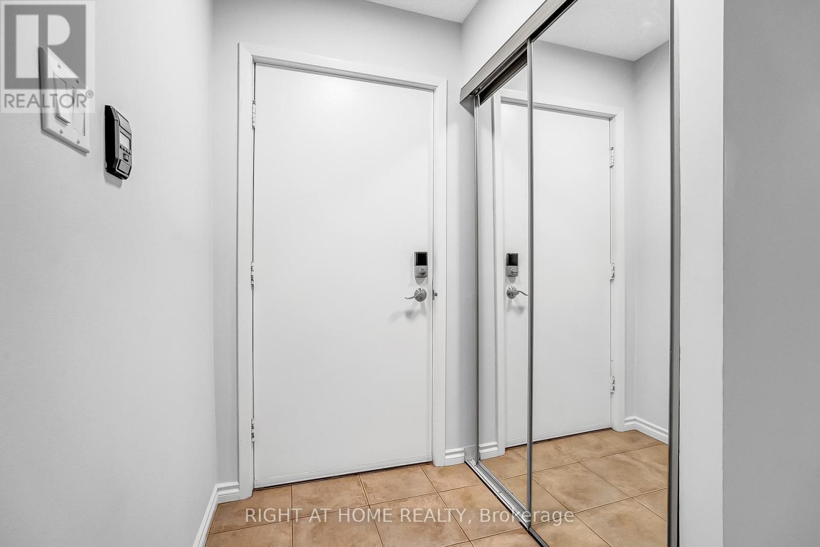 6842 Avila Road, Mississauga, Ontario  L5N 1R8 - Photo 2 - W12921910