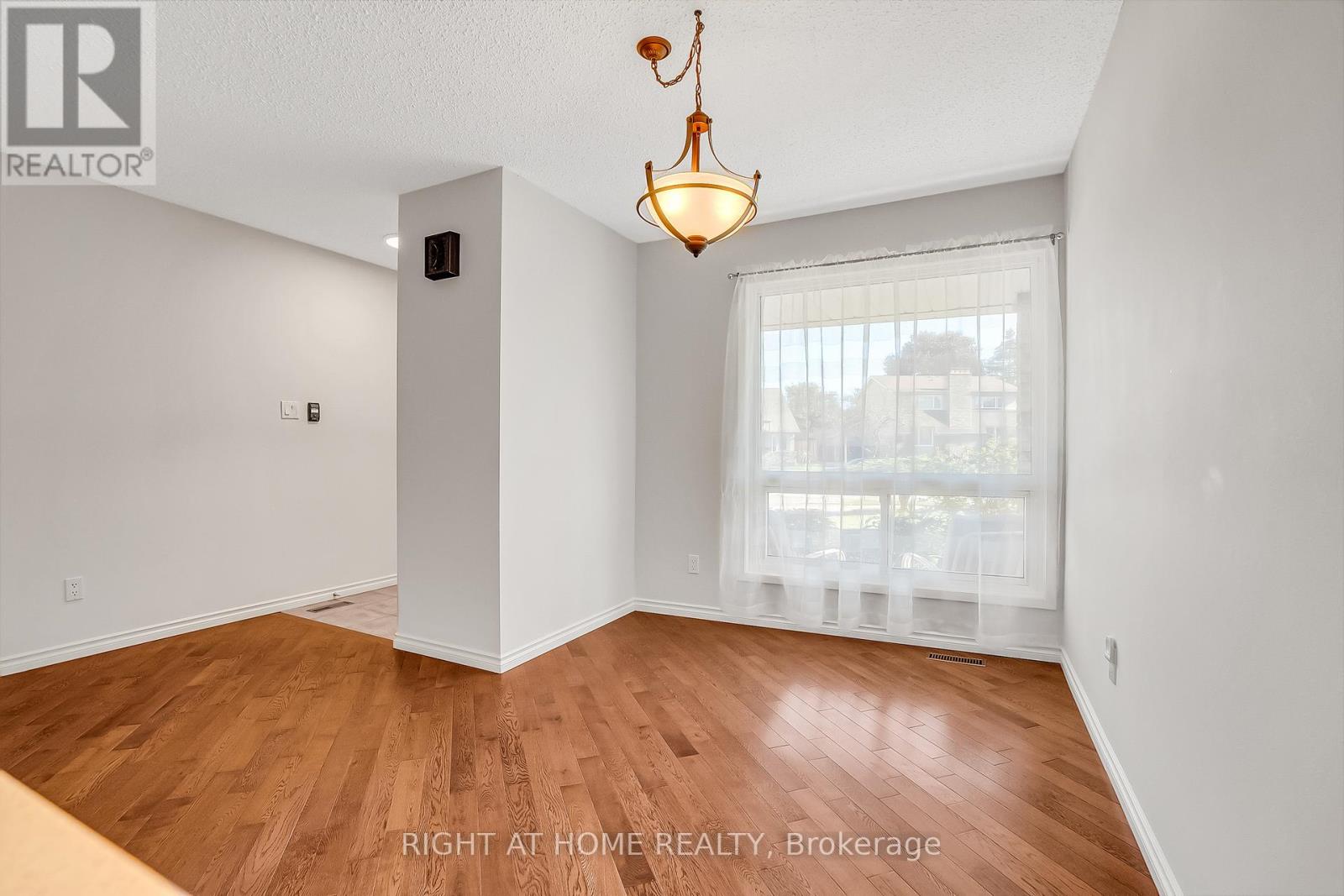 6842 Avila Road, Mississauga, Ontario  L5N 1R8 - Photo 5 - W12921910