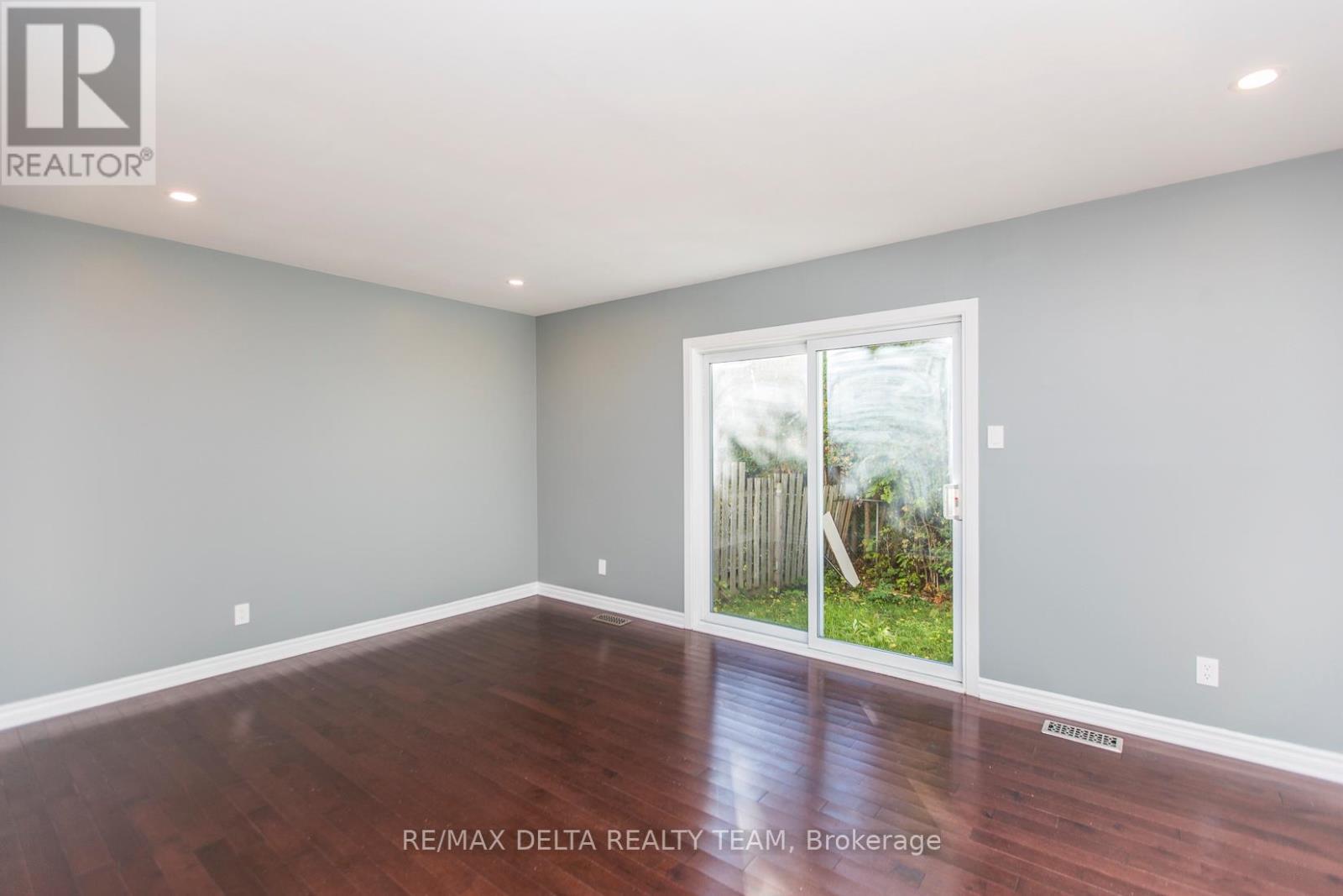 8 - 323 Monica Crescent, Ottawa, Ontario  K1E 3N6 - Photo 18 - X12921886