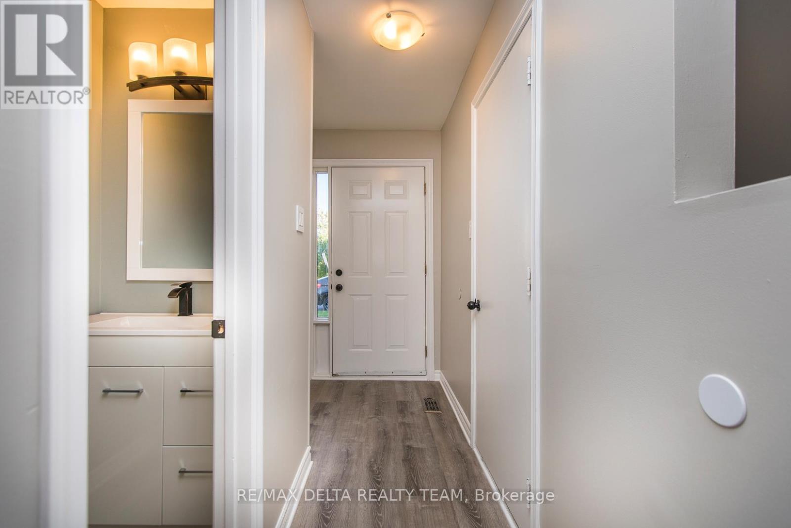 8 - 323 Monica Crescent, Ottawa, Ontario  K1E 3N6 - Photo 4 - X12921886