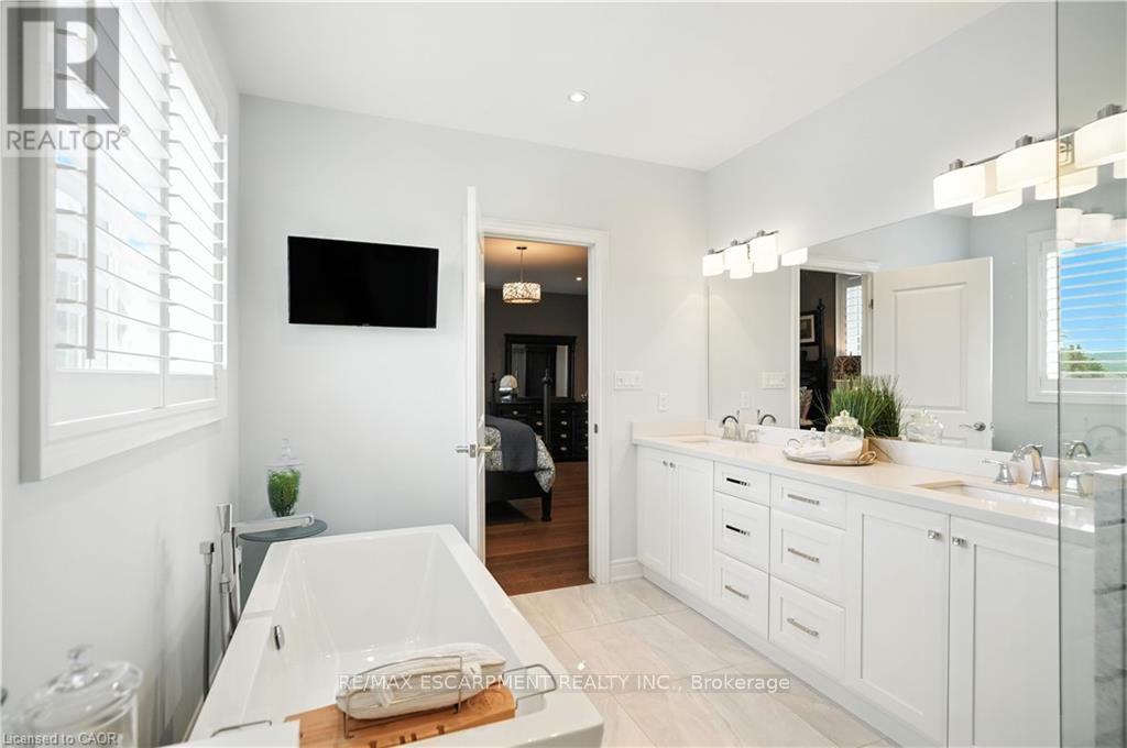 103 Lampman Drive, Grimsby, Ontario  L3M 0E7 - Photo 36 - X12921920