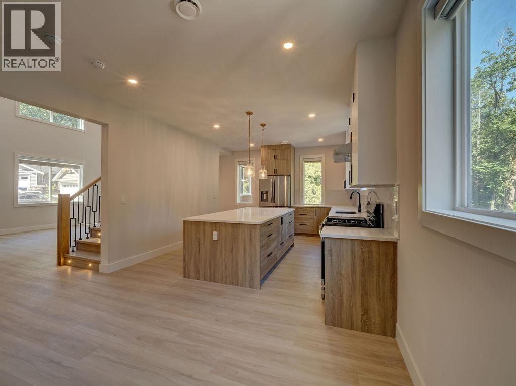 6070-72 Heartwood Place, Sechelt, British Columbia  V7Z 0V6 - Photo 9 - R3103450