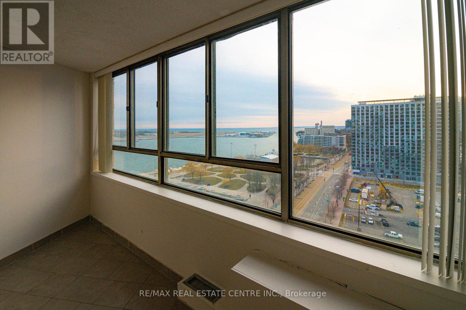 1504 - 270 QUEENS QUAY W, Toronto, Ontario