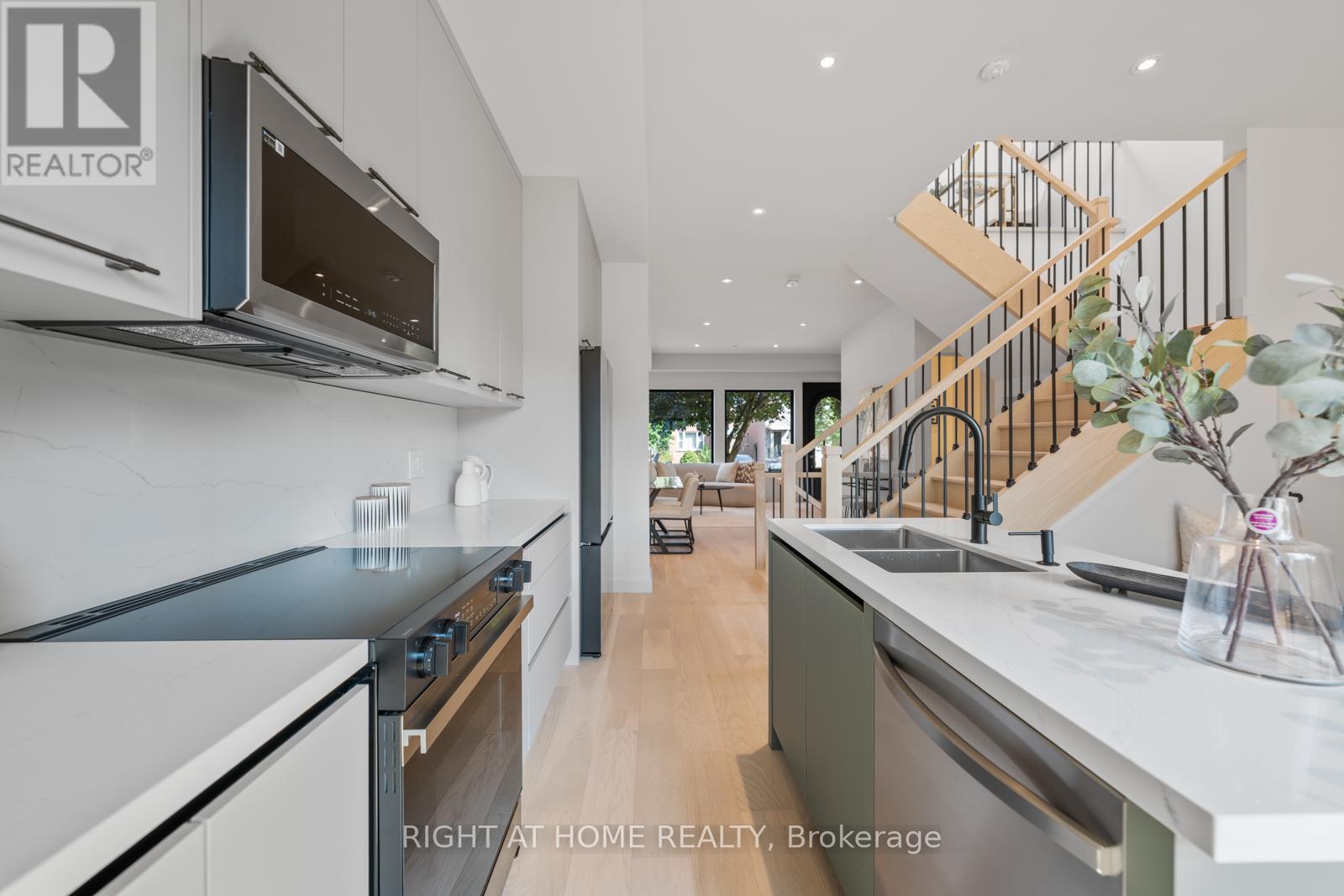 85 Holborne Avenue, Toronto, Ontario  M4C 2R3 - Photo 15 - E12922000