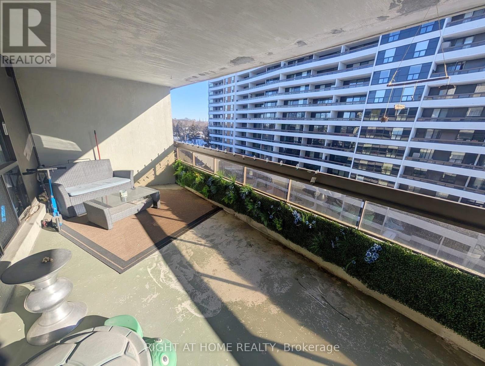 607 - 80 Quebec Avenue, Toronto, Ontario M6P 4B7 - Photo 7 - W12921992