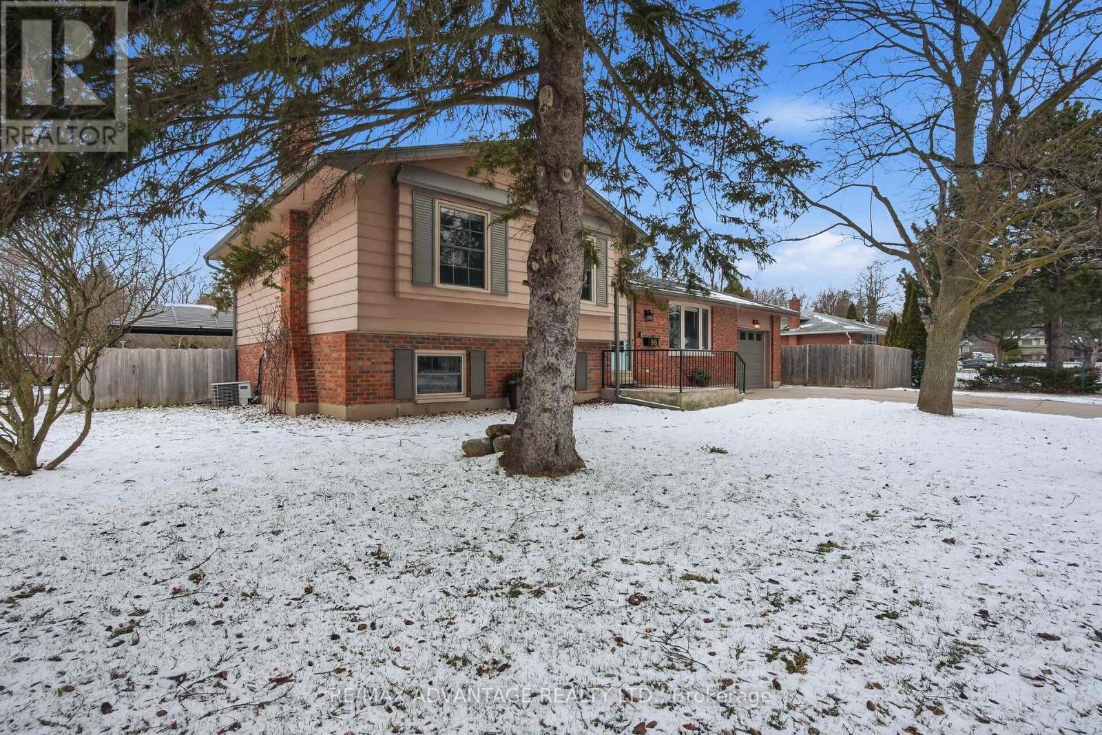 96 Rollscourt Place, London North, Ontario  N6G 1M2 - Photo 2 - X12922020