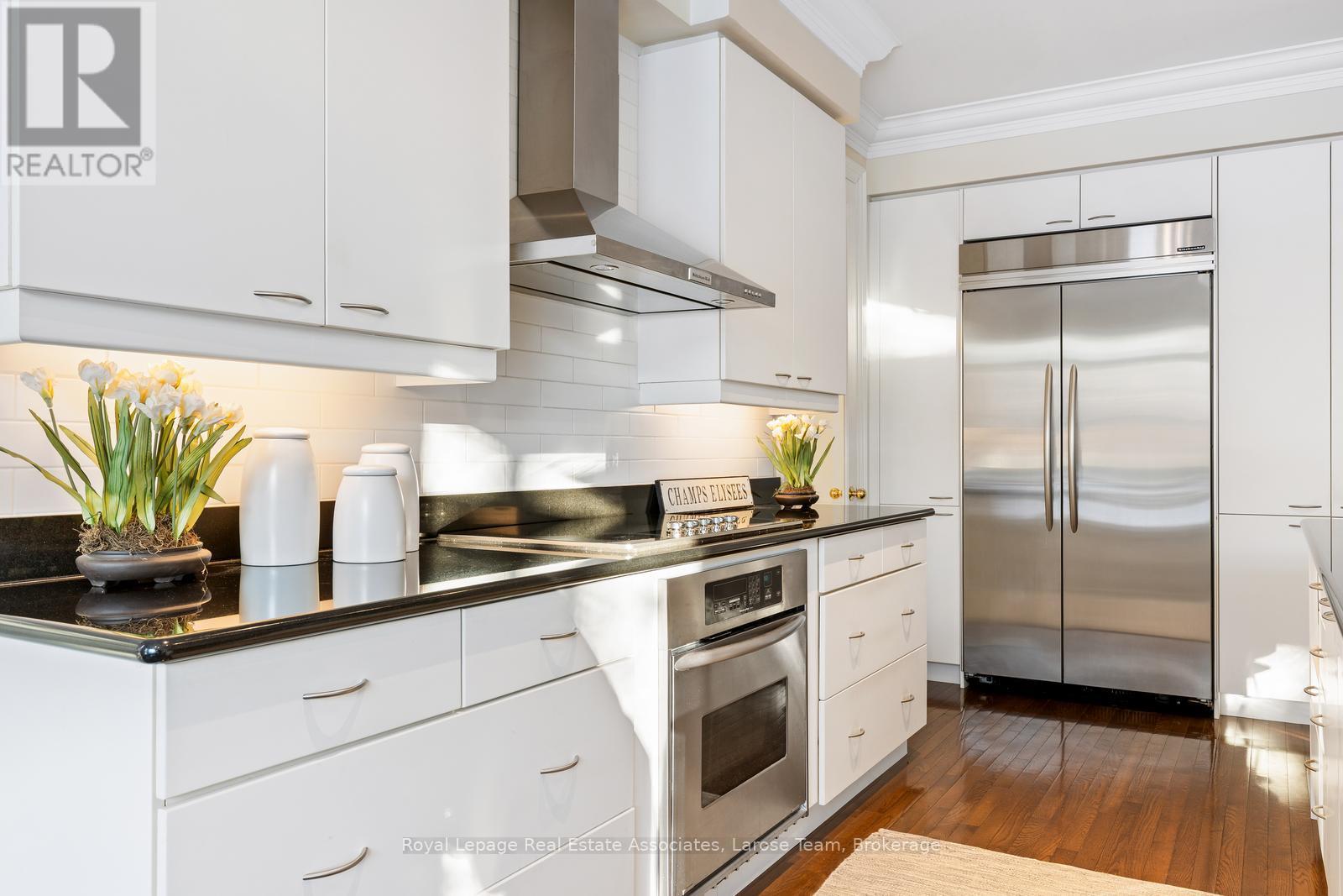 562 Gladwyne Court, Mississauga, Ontario  L5H 4L4 - Photo 14 - W12856138