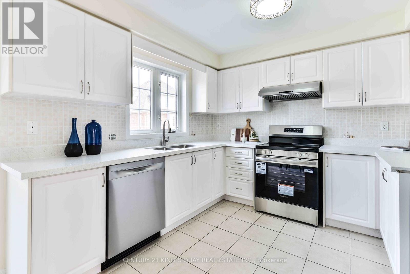 37 Prince Charles Way, Markham, Ontario  L6C 0B4 - Photo 7 - N12849564