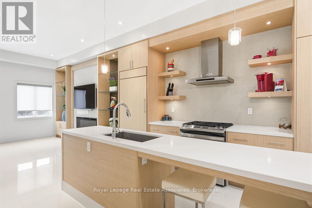 228 VELLWOOD COMMON, Oakville, Ontario