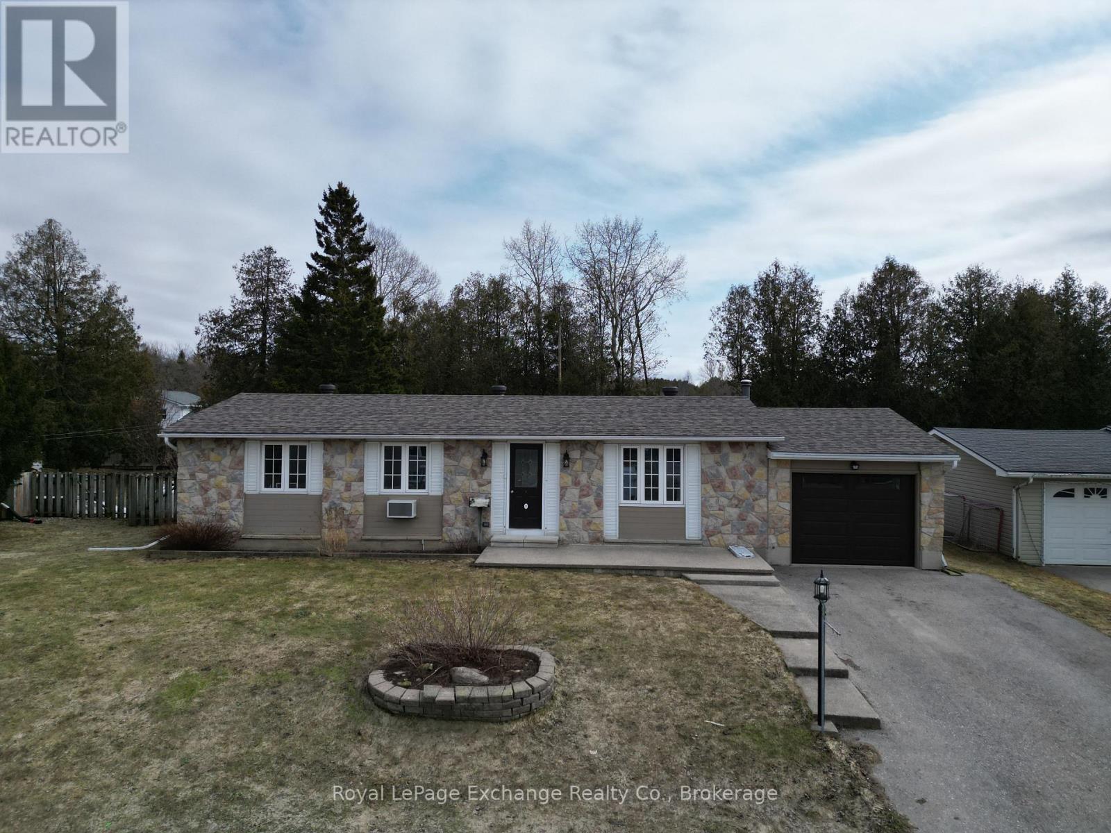 24 Inverness Street N, Kincardine, Ontario  N2Z 1J4 - Photo 1 - X12922066