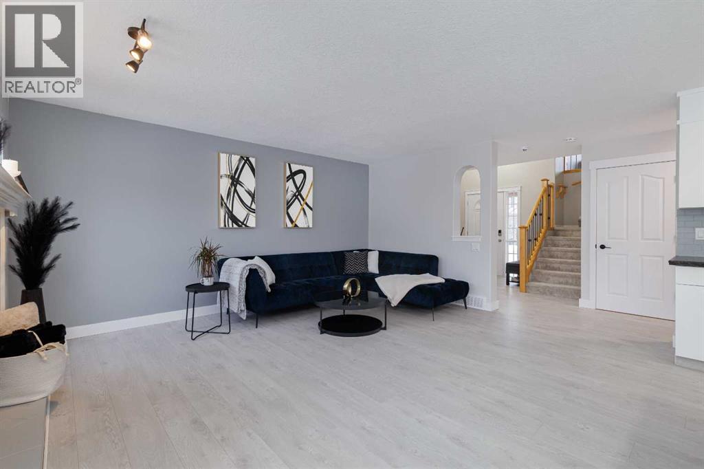 86 Cougarstone Court Sw, Calgary, Alberta  T3H 5R3 - Photo 8 - A2295836