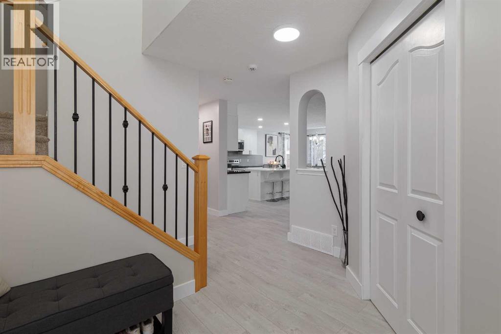 86 Cougarstone Court Sw, Calgary, Alberta  T3H 5R3 - Photo 4 - A2295836