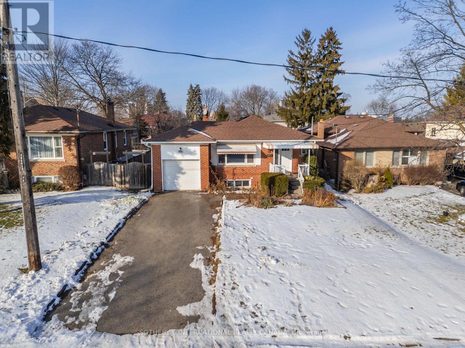 4 Riverlea Drive, Toronto, Ontario  M9P 2H1 - Photo 2 - W12689244