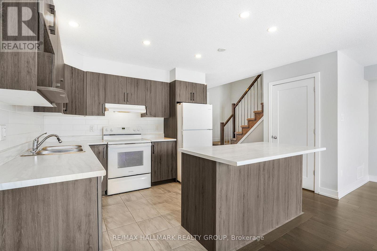 877 Platinum Street, Clarence-Rockland, Ontario  K4K 0H9 - Photo 10 - X12922116