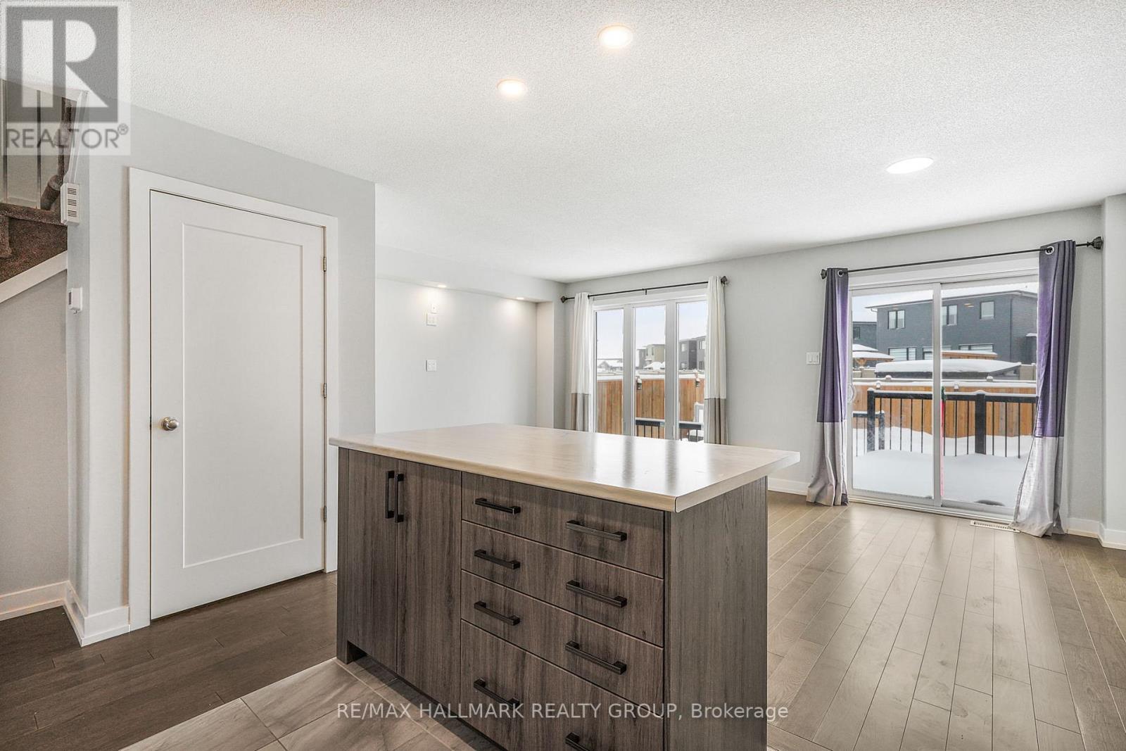 877 Platinum Street, Clarence-Rockland, Ontario  K4K 0H9 - Photo 11 - X12922116