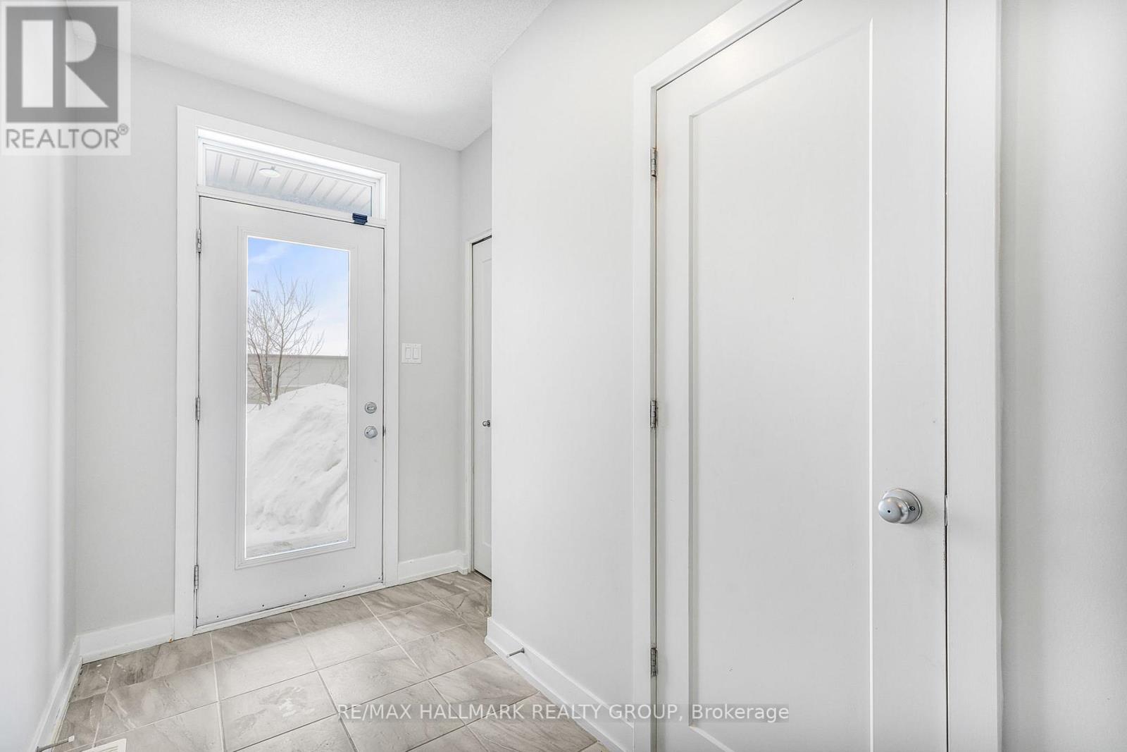 877 Platinum Street, Clarence-Rockland, Ontario  K4K 0H9 - Photo 4 - X12922116