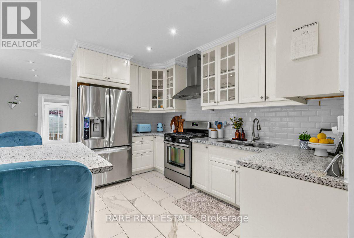 18 Earlscourt Avenue, Toronto, Ontario  M6E 4A6 - Photo 13 - W12920350