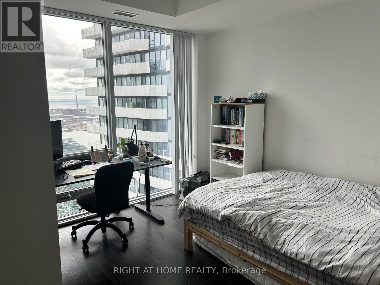 6404 - 100 Harbour Street, Toronto (Waterfront Communities), Ontario  M5J 0B5 - Photo 8 - C12922100