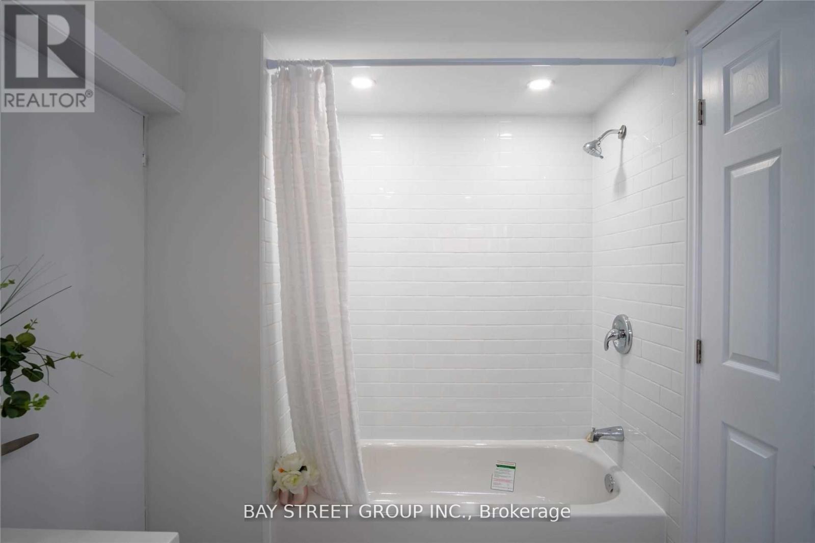 Lower - 351 East 27th Street, Hamilton, Ontario  L8V 3G9 - Photo 13 - X12922158