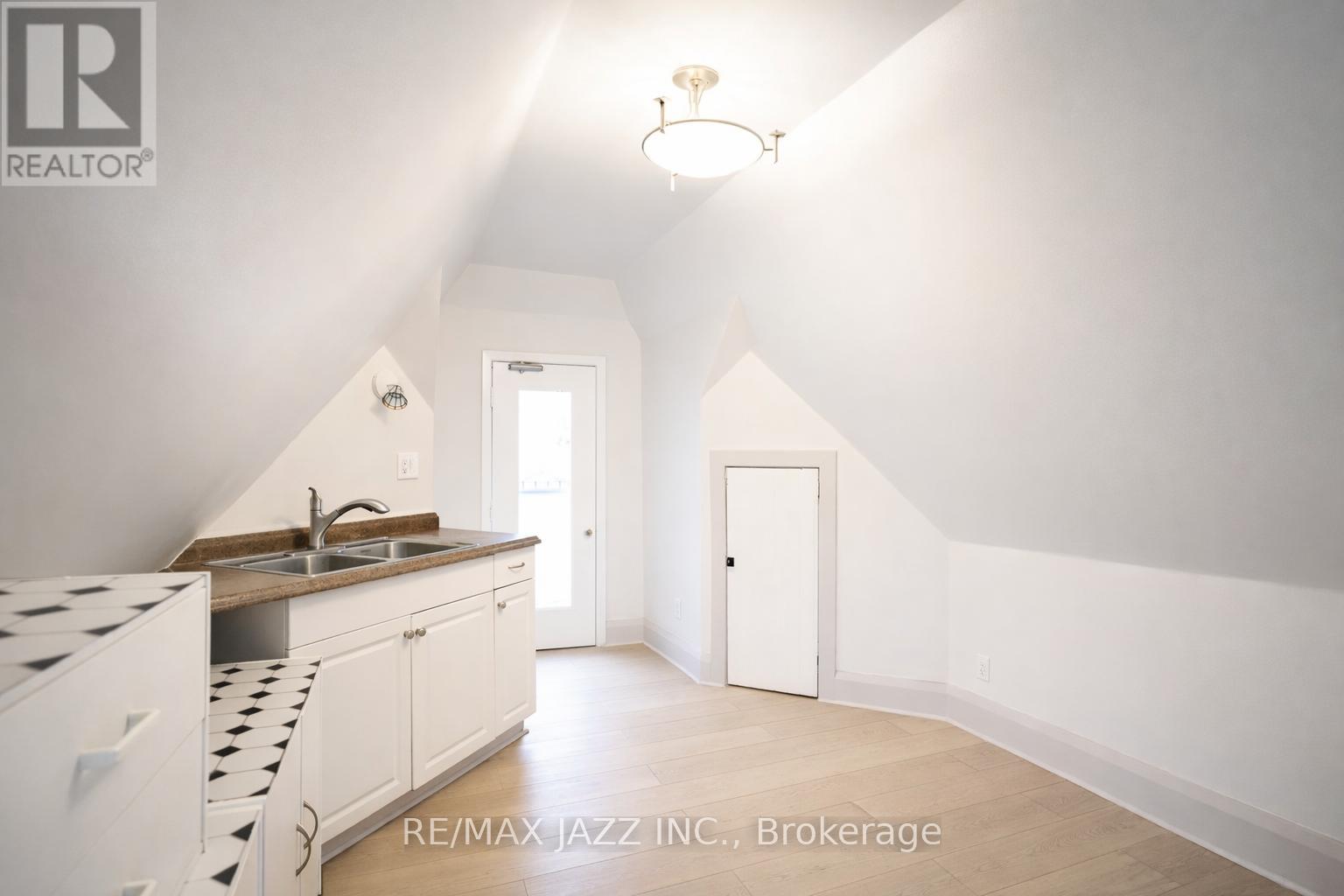 118 Eastwood Road, Toronto, Ontario  M4L 2C9 - Photo 2 - E12922262