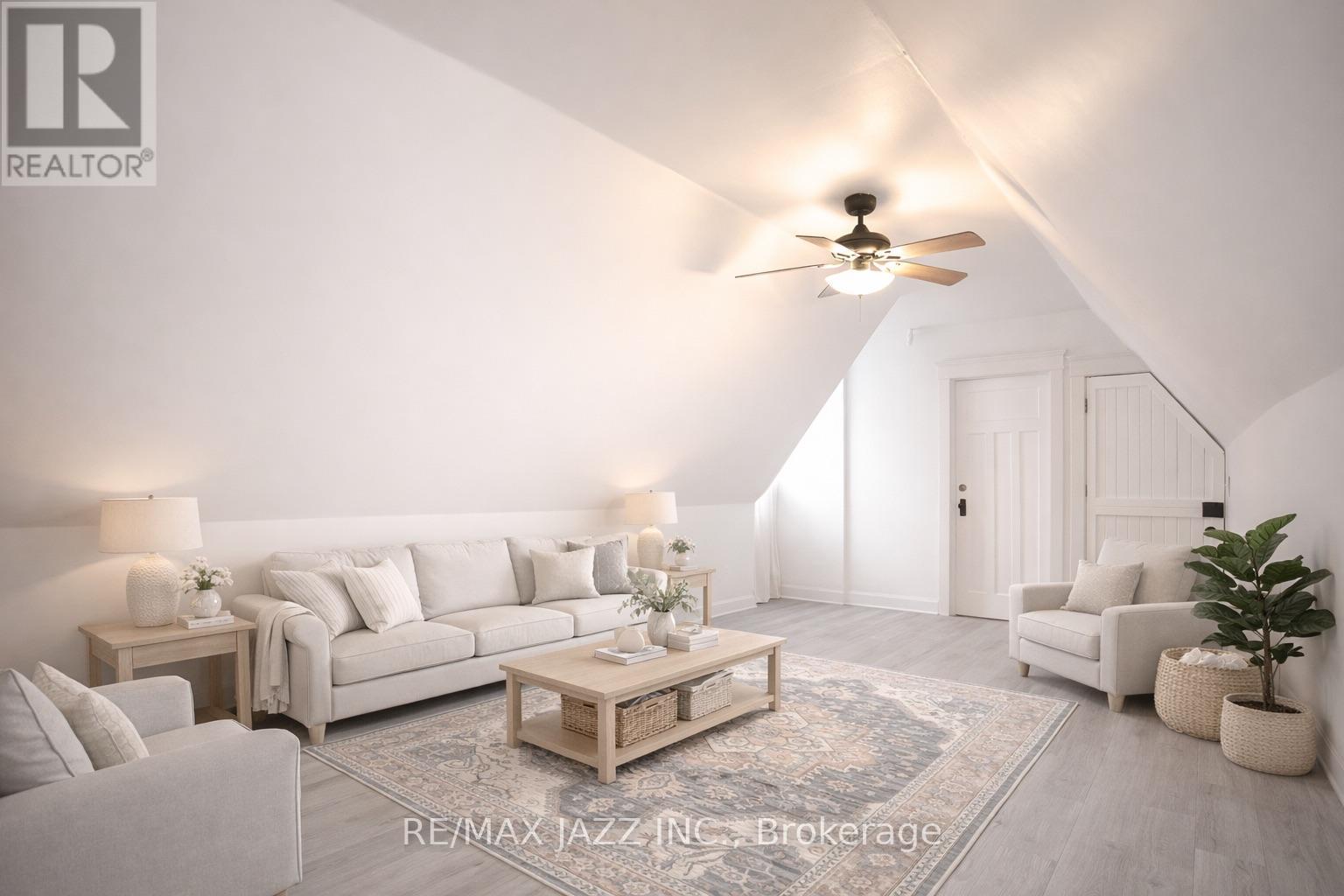 118 Eastwood Road, Toronto, Ontario  M4L 2C9 - Photo 4 - E12922262