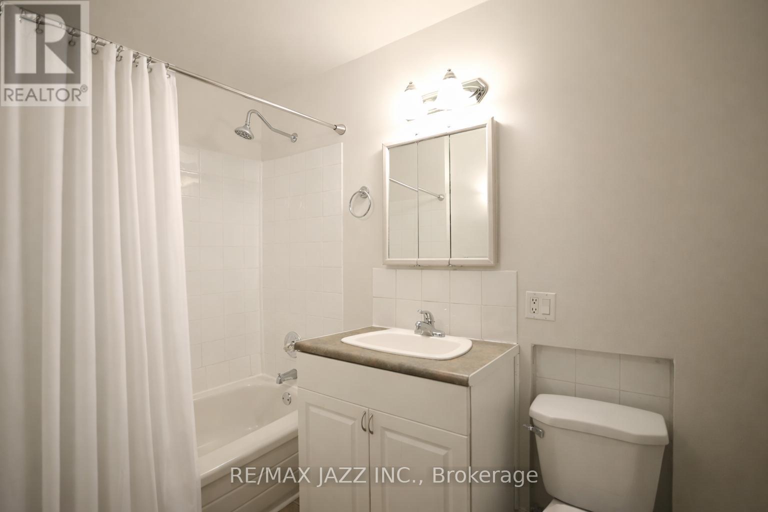 118 Eastwood Road, Toronto, Ontario  M4L 2C9 - Photo 7 - E12922262