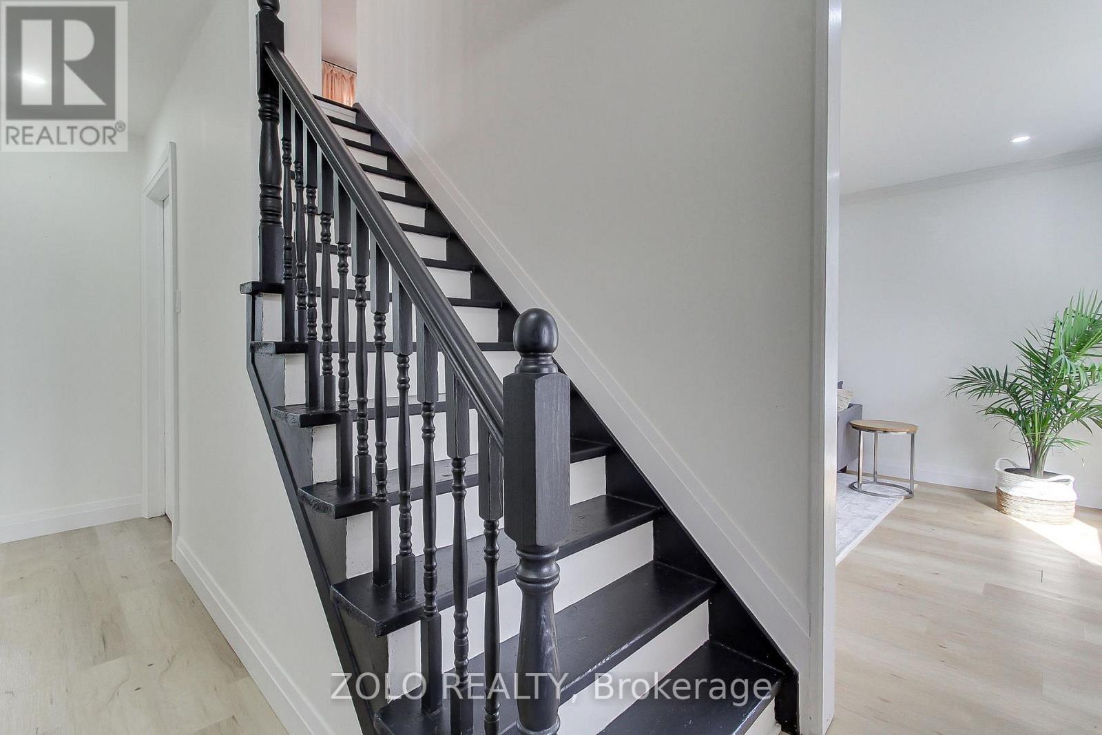 388 Terry Drive, Newmarket, Ontario  L3Y 5E7 - Photo 7 - N12922228