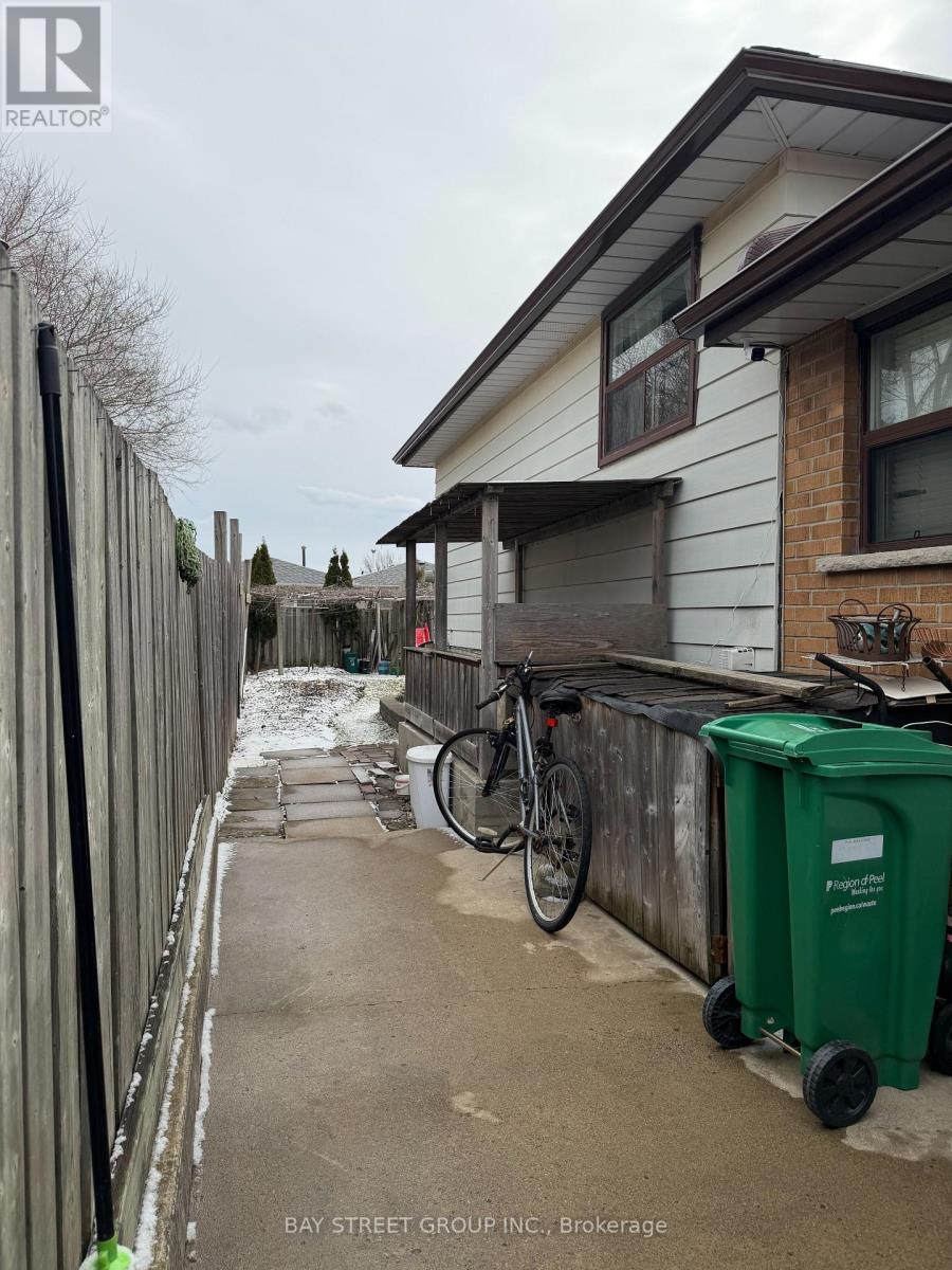 759 Eaglemount Crescent S, Mississauga, Ontario  L5C 1H2 - Photo 11 - W12922182