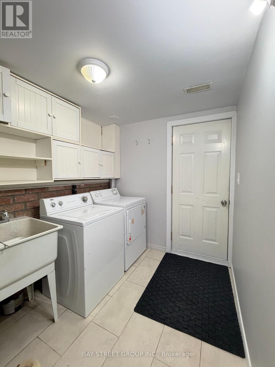 759 Eaglemount Crescent S, Mississauga, Ontario  L5C 1H2 - Photo 2 - W12922182