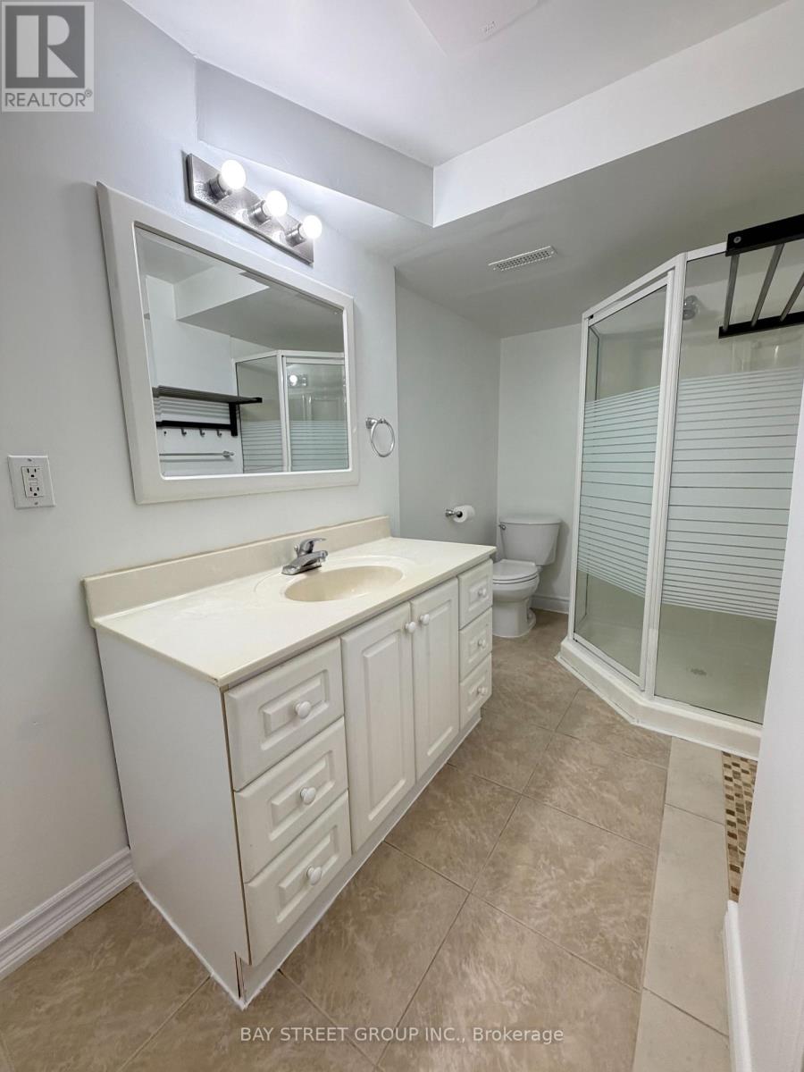 759 Eaglemount Crescent S, Mississauga, Ontario  L5C 1H2 - Photo 6 - W12922182