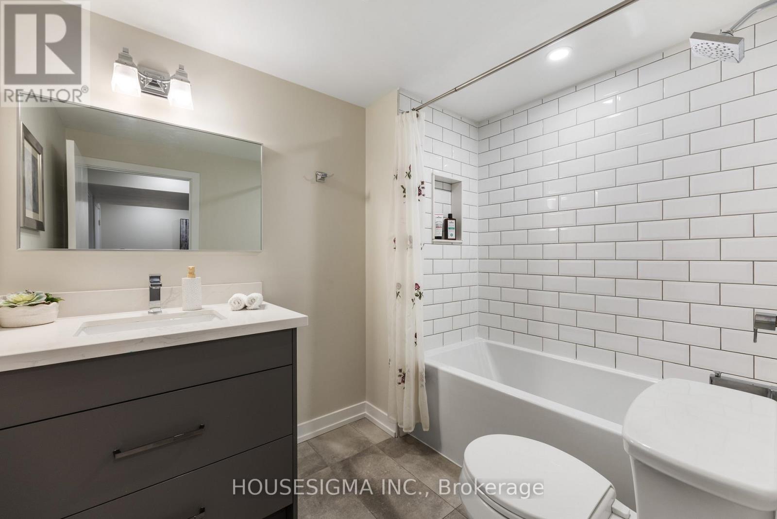 11 Tynevale Drive, Toronto, Ontario  M9R 2B3 - Photo 12 - W12922188