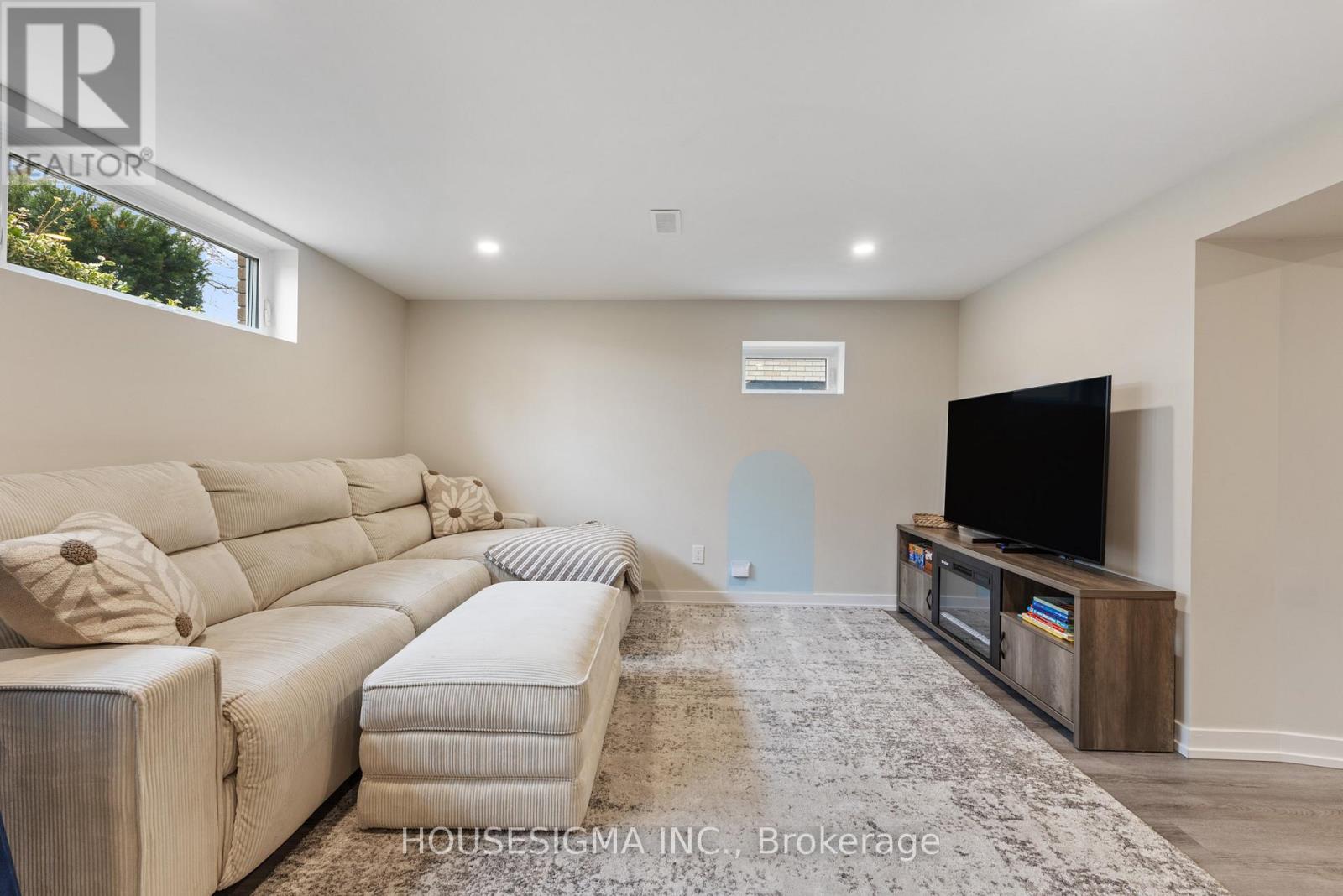 11 Tynevale Drive, Toronto, Ontario  M9R 2B3 - Photo 14 - W12922188