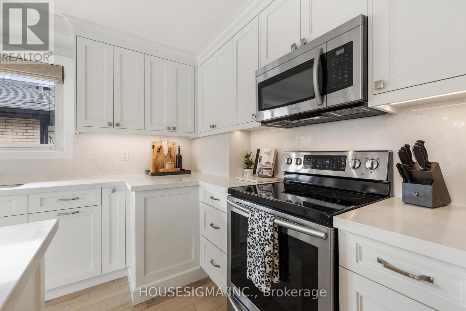 11 Tynevale Drive, Toronto, Ontario  M9R 2B3 - Photo 15 - W12922188