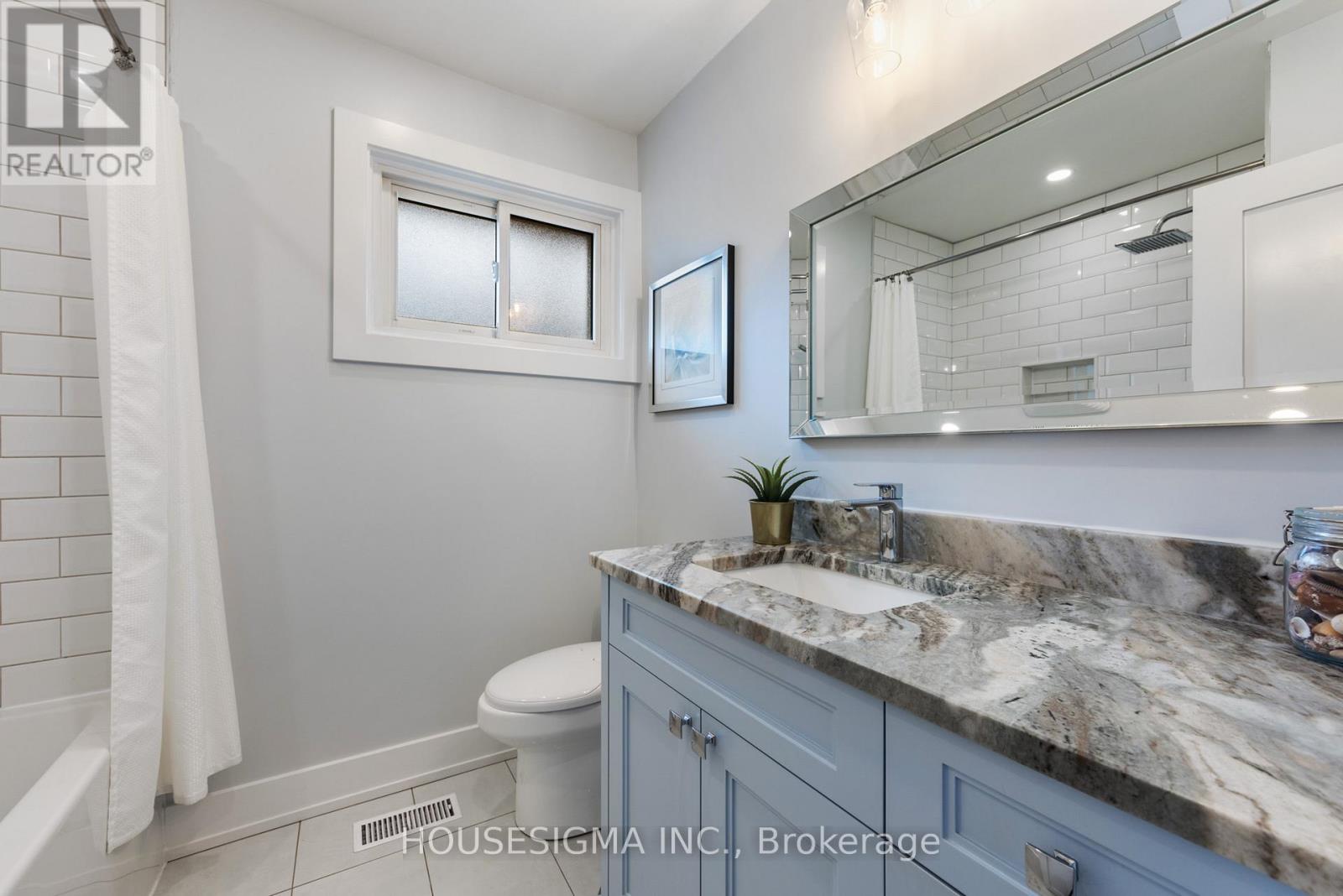 11 Tynevale Drive, Toronto, Ontario  M9R 2B3 - Photo 4 - W12922188